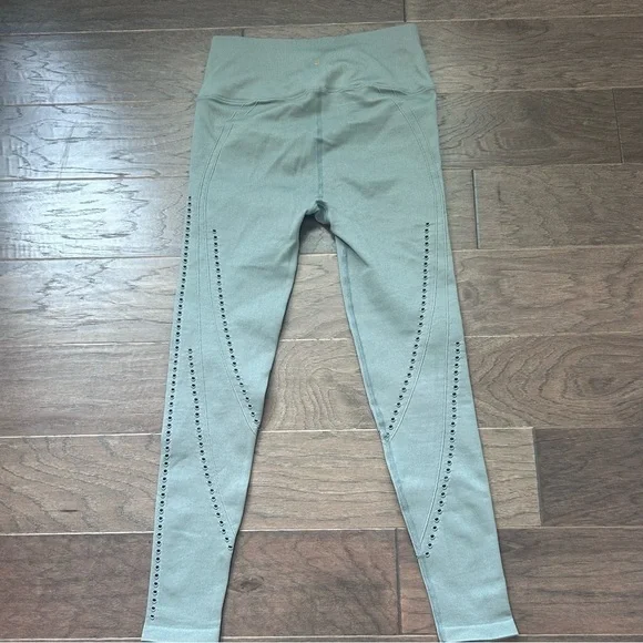 Spiritual Gangster Leggings. Size M/L. Excellent condition - Picture 4 of 5